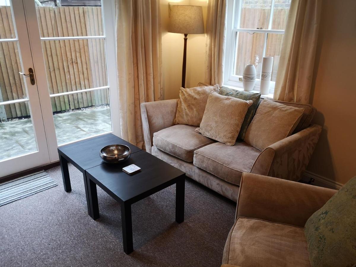 Coastal Escape Deal - 2 Bedroom House -Short Lets & Serviced Accommodation Kültér fotó